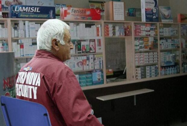 Exces de zel. Un paznic de farmacie e atât de capabil că nu intră nimeni.