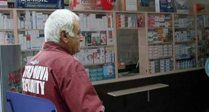 Exces de zel. Un paznic de farmacie e atât de capabil că nu intră nimeni.