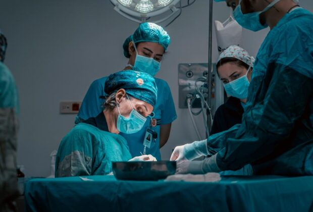 Operația de hernie: durată, recuperare și avantajele chirurgiei robotice. Aflăm totul de la Dr. Teodor Buliga (SANADOR)
