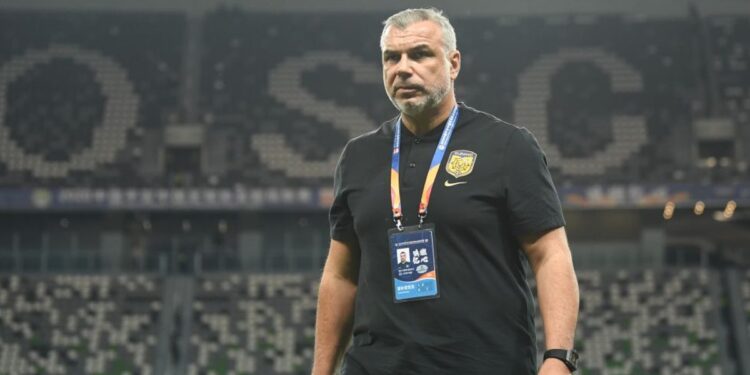 După episodul Middlesbrough, Olăroiu a fost lovit de o altă nenorocire fotbalistică. Emiratele Arabe Unite au încasat gol în prelungiri