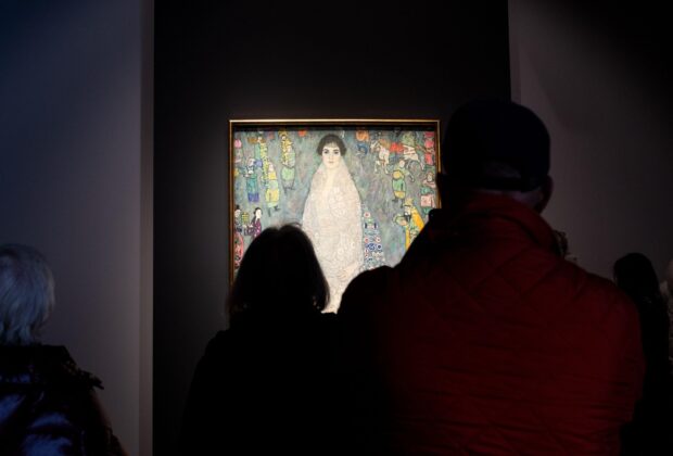 Un tablou de Gustav Klimt a doborât recordul pentru cea mai scumpă operă de artă modernă vândută vreodată la o licitație, prețul depășind cu mult așteptările