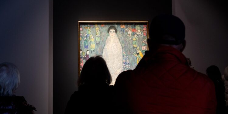 Un tablou de Gustav Klimt a doborât recordul pentru cea mai scumpă operă de artă modernă vândută vreodată la o licitație, prețul depășind cu mult așteptările