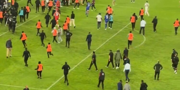 Haos inimaginabil la meciul lui Reghecampf din Liga Campionilor Africii! Bătaie generală, jandarmii și scutierii din Rwanda au pătruns pe gazon