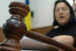 O femeie care își judecă vecinii de 30 de ani a cerut pensie de judecător