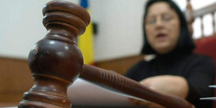 O femeie care își judecă vecinii de 30 de ani a cerut pensie de judecător