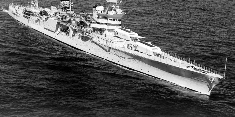 Povestea naufragiului care a inspirat filmul „Fălci“, în care 150 de marinari au fost mâncați de vii după ce nava de război americană s-a scufundat