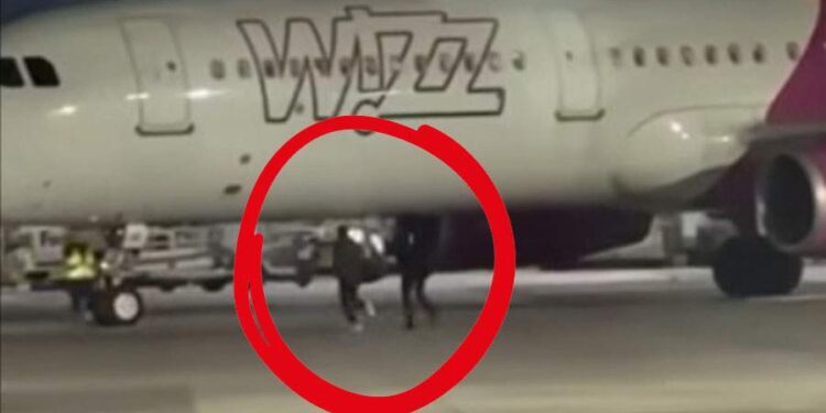 Vidul din capul românilor care au alergat pe pistă, la un pas să aspire avionul cu totul