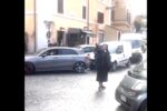 Emilia Jitaru, călugărița din România ce a devenit virală la Roma. Dirijează traficul ca un polițist adevărat (VIDEO)