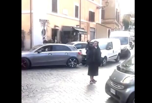 Emilia Jitaru, călugărița din România ce a devenit virală la Roma. Dirijează traficul ca un polițist adevărat (VIDEO)
