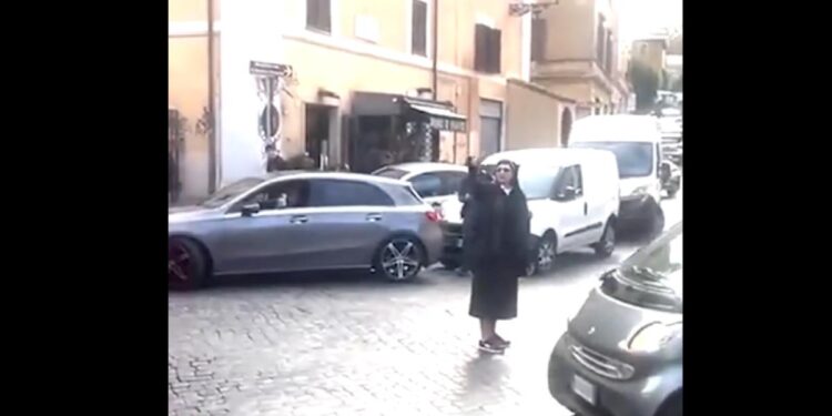 Emilia Jitaru, călugărița din România ce a devenit virală la Roma. Dirijează traficul ca un polițist adevărat (VIDEO)