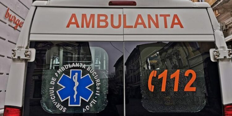 Ambulanţă militară, implicată într-un accident rutier în Bucureşti. Două persoane au fost rănite