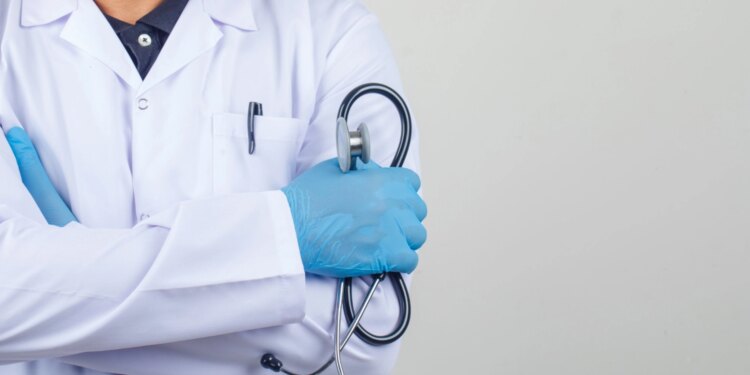 Femeie angajată ca medic primar de medicină sportivă, cercetată după ce nu s-a prezentat la locul de muncă, deşi figura ca fiind prezentă pe toată durata programului