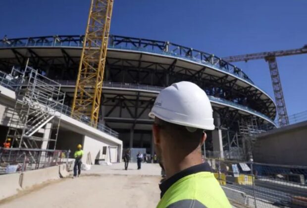 Amenzi mari pentru firma care a angajat muncitori la Nou Camp » „Ne-au păcălit! Dacă știam, nu am fi venit”