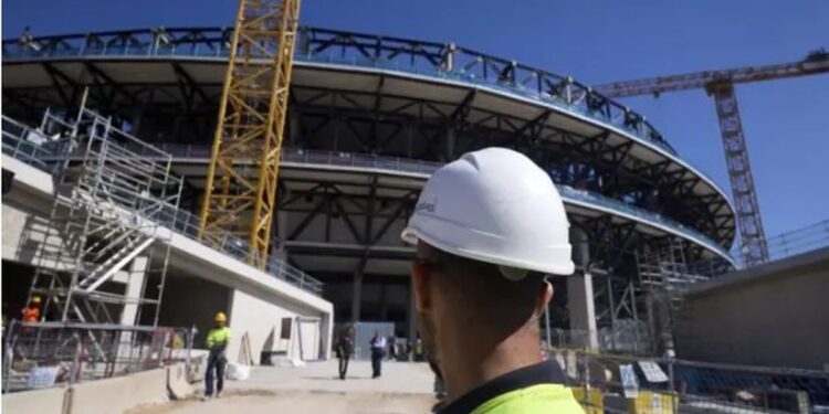 Amenzi mari pentru firma care a angajat muncitori la Nou Camp » „Ne-au păcălit! Dacă știam, nu am fi venit”