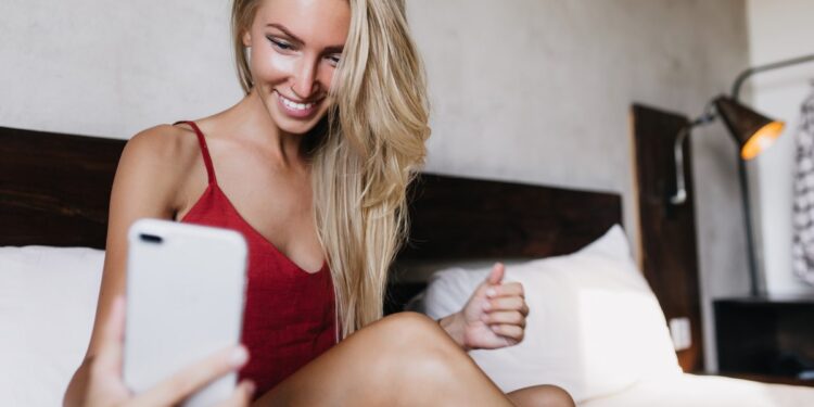 Mesajul tinerei religioase care face videochat a devenit viral: „De ce să mă chinui cu 3.000 de lei, dacă Dumnezeu a lăsat să fac bani?”