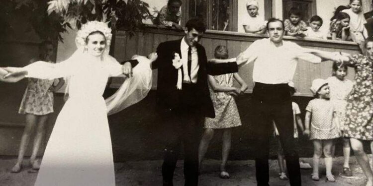 Un român e convins că filmul de la nunta părinților e generat de AI: n-are cum să fie real