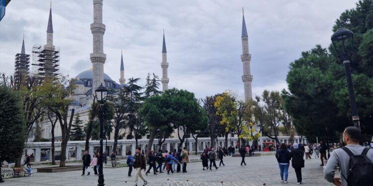 Papa Leon, gest fără precedent la Moscheea Albastră din Istanbul GALERIE FOTO/ ”Este bine așa” -a explicat că e casa lui Allah”