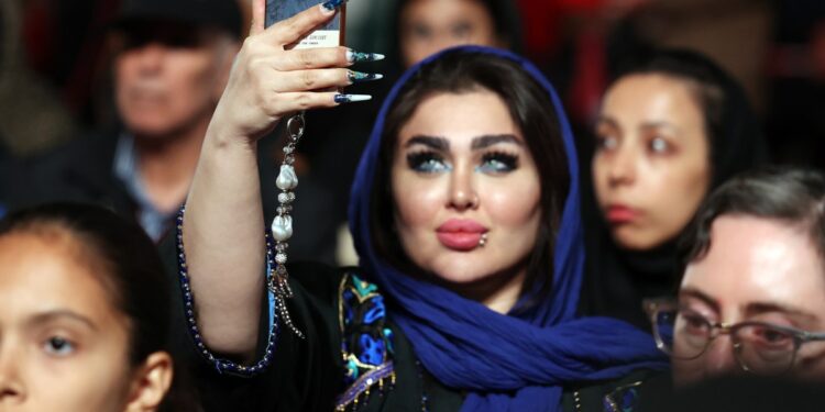 Concerte în aer liber. Dansuri provocatoare în public. Tinerii din Iran conduc o schimbare socială dramatică: „Avem o generație tânără neînfricată”