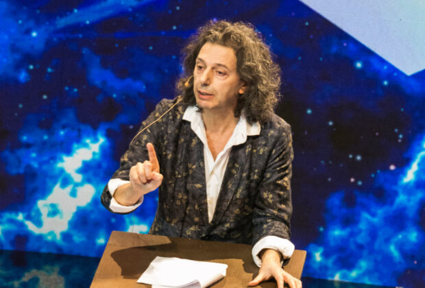 Unul dintre cei mai cunoscuți filosofi ai tehnologiei face apel la o „luptă” civilizațională împotriva inteligenței artificiale și vorbește de un „uragan” care se abate asupra lumii