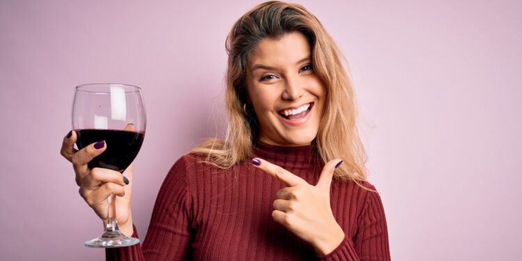 Ce se întâmplă în corpul nostru dacă bem zilnic un pahar cu vin. Efectele, explicate de cercetători