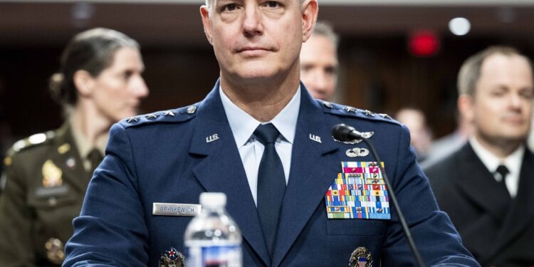 NATO vrea să fie „proactivă” în fața „amenințărilor hibride” ruse, spune comandantul militar al alianței