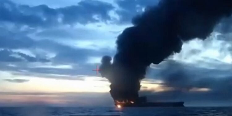 Un petrolier avariat de dronele ucrainene a fost scos din apele teritoriale ale Bulgariei de un vas din Turcia. „Nu este normal”, acuză Sofia