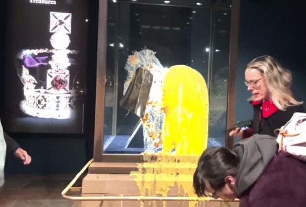 VIDEO Momentul în care patru tineri aruncă cu mâncare în vitrina în care este Coroana imperială. Turnul Londrei, închis temporar