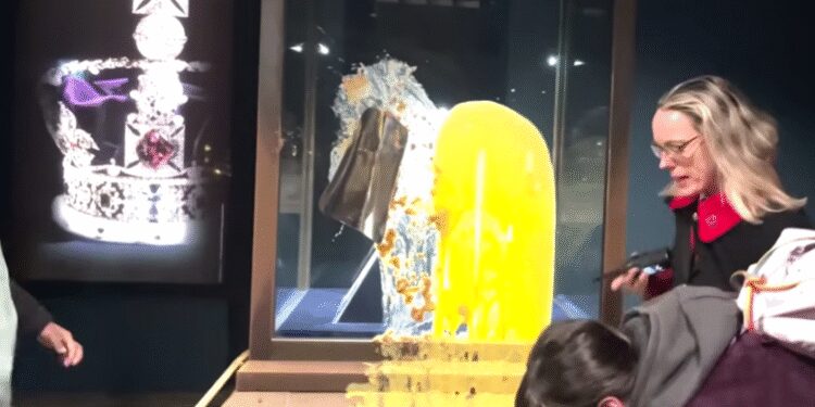 VIDEO Momentul în care patru tineri aruncă cu mâncare în vitrina în care este Coroana imperială. Turnul Londrei, închis temporar