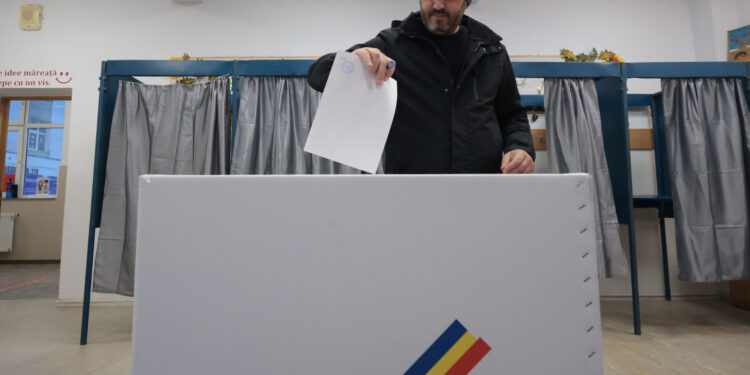 În ziua votului, un nou sondaj de opinie este anunțat pentru diseară. Rezultatele exit-poll la alegerile pentru Primăria Capitalei, prezentate în această seară pe Hotnews