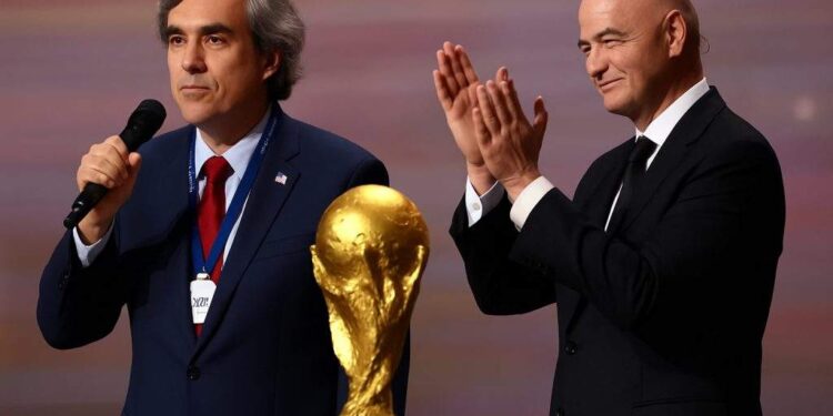 Cot la cot cu Trump! Cărtărescu a primit astăzi Premiul FIFA pentru Literatură