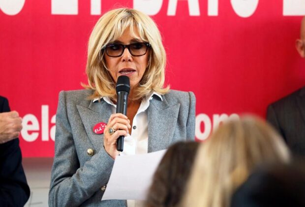 Scandal în Franța, după o filmare în care Brigitte Macron le insultă pe activistele care au dat peste cap spectacolul unui comediant acuzat de viol