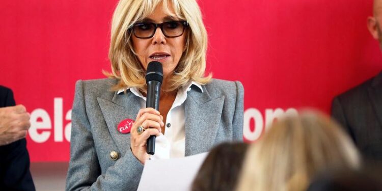Scandal în Franța, după o filmare în care Brigitte Macron le insultă pe activistele care au dat peste cap spectacolul unui comediant acuzat de viol
