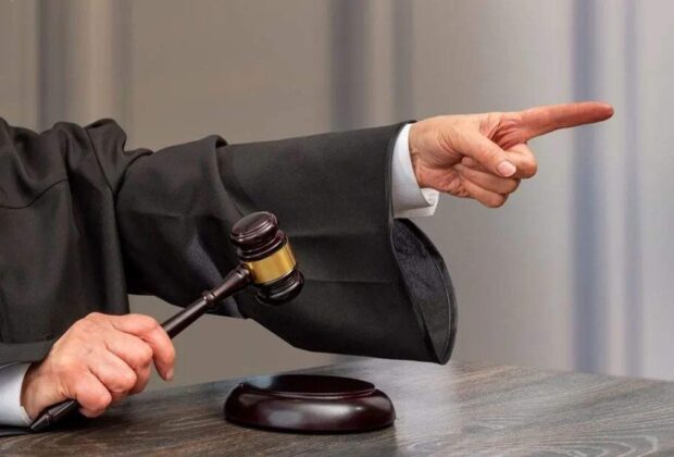 Cine a zis că justiţia nu e eficientă? La ora asta, jumate din redacţia Recorder e deja în puşcărie