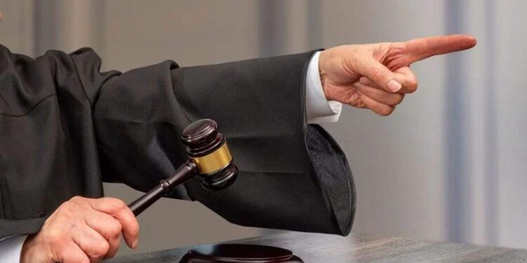 Cine a zis că justiţia nu e eficientă? La ora asta, jumate din redacţia Recorder e deja în puşcărie