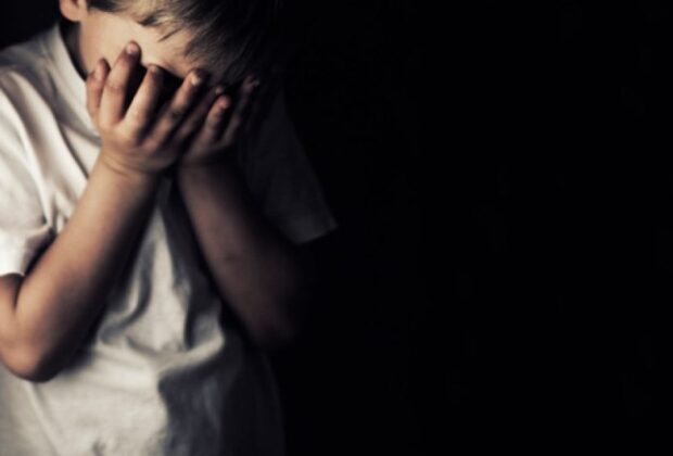 Caz șocant în Capitală: un adolescent ar fi fost bătut cu „ciocanul de șnițele și făcălețul” de mama vitregă. „Se uita la el cum îi curge sângele”