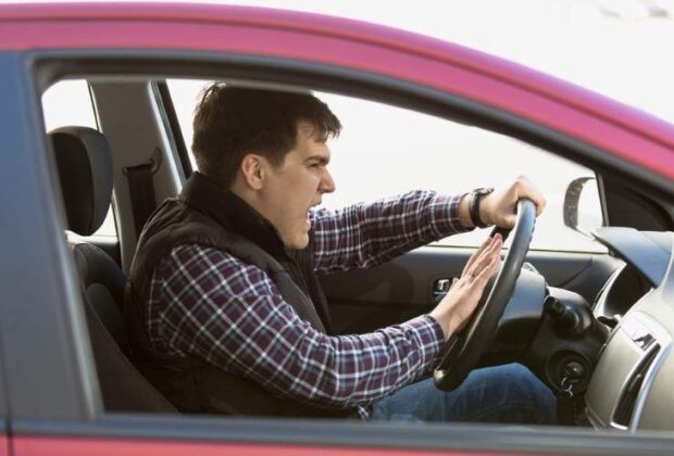 Superstiții. Ce înseamnă când claxonezi? Cineva se gândește intens la maică-ta!