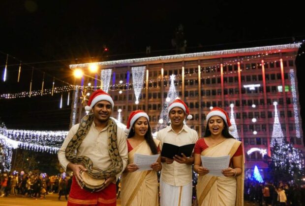 Primăria Ploiești a adus colindători din Sri Lanka. În loc de capră, au pornit cu pitonul!