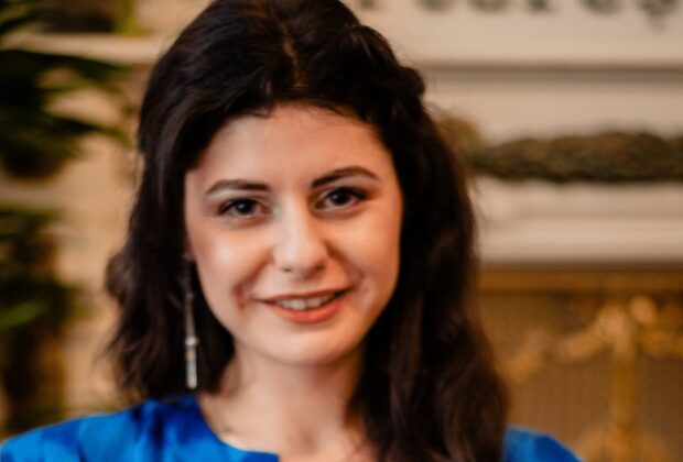 „Teatrul, o experiență necesară pentru cei care vor să aibă acces la cunoaștere și să ajungă la esența lucrurilor”. INTERVIU cu regizoarea și autoarea Monica Pop