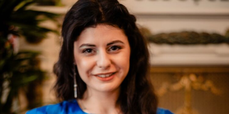 „Teatrul, o experiență necesară pentru cei care vor să aibă acces la cunoaștere și să ajungă la esența lucrurilor”. INTERVIU cu regizoarea și autoarea Monica Pop