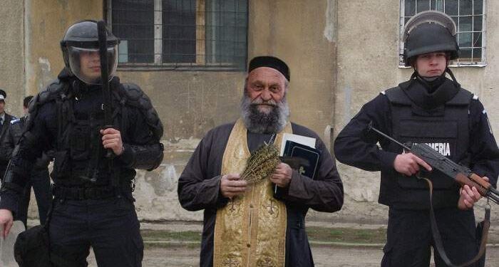 Foame mare. Anul ăsta au venit popii cu Crăciunul înaintea primilor colindători!