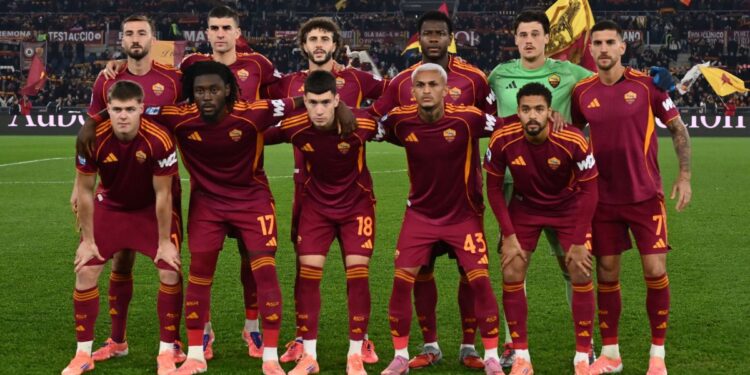 Idee simpatică pentru anunțul titularilor din partida cu Como » Ce a pus AS Roma în locul pozelor jucătorilor!