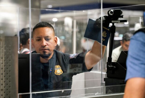 SUA fotografiază toți străinii care intră pe teritoriul său. Colectarea datelor biometrice, extinsă inclusiv la copiii sub 14 ani