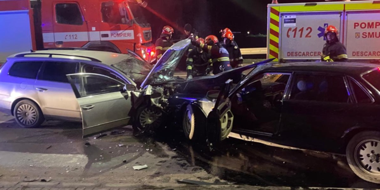 Accident teribil în Botoșani, între două mașini: una dintre victime a decedat, restul sunt rănite