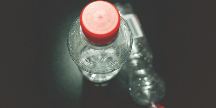Plasticul ne schimbă hormonal. Mit demontat de un chimist. Cât de nociv este, cu adevărat, plasticul