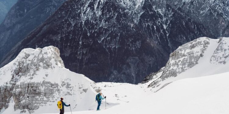 Turişti din Republica Moldova, blocaţi la Refugiul Călţun. Salvamontiştii nu pot interveni până luni dimineaţă