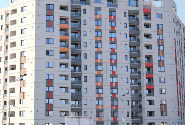 Comerțul și imobiliarele o iau razna în 2026: Managerii anunță creșteri de prețuri și concedieri