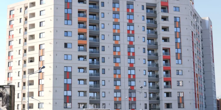 Comerțul și imobiliarele o iau razna în 2026: Managerii anunță creșteri de prețuri și concedieri