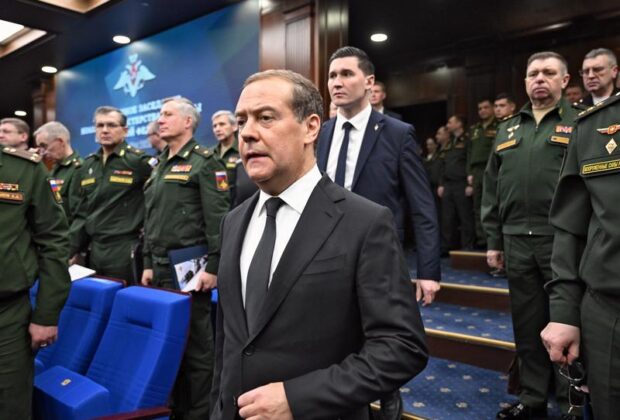 Dmitri Medvedev îl amenință cu moartea pe Zelenski și spune că trupul său ar trebui expus într-un muzeu din Rusia: „Doamna cu coasa îi suflă în ceafă”