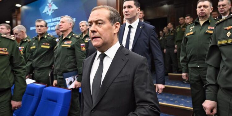 Dmitri Medvedev îl amenință cu moartea pe Zelenski și spune că trupul său ar trebui expus într-un muzeu din Rusia: „Doamna cu coasa îi suflă în ceafă”