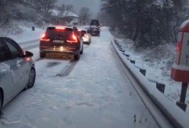 Ninsoarea abundentă paraliează traficul pe Valea Oltului. S-au format coloane de mașini de câțiva kilometri / Cum se circulă în țară